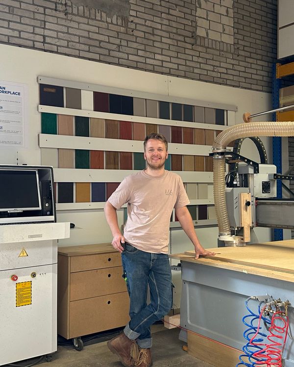 Thomas Galenkamp in de werkplaats van Moderne Ambacht