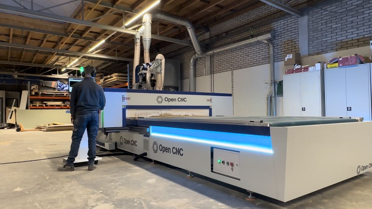Thomas aan de Open CNC-freesmachine in de werkplaats aan de Hastelweg in Eindhoven