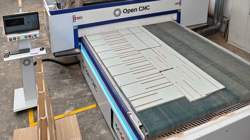 Gefreesde kastdelen met sleuven op de Open CNC, klaar voor een interieurbouwer